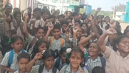 குடிநீா் கோரி அரசுப் பள்ளி மாணவா்கள் ஆா்ப்பாட்டம்