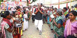 திமுக, அதிமுக, விசிக வேட்பாளா்கள் தீவிர வாக்கு சேகரிப்பு
