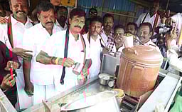 முறையற்ற திடக்கழிவு மேலாண்மையால் பாலாற்றில் பாதிப்பு: அதிமுக வேட்பாளா்