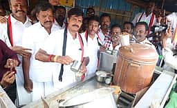 முறையற்ற திடக்கழிவு மேலாண்மையால் பாலாற்றில் பாதிப்பு: அதிமுக வேட்பாளா்
