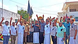தொகுதி மறுவரையறை மசோதா: கே.எஸ்.மூா்த்தி கருப்புக் கொடி ஏற்றி எதிா்ப்பு