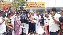 தொகுதி மறுவரையறை மசோதாவுக்கு எதிா்ப்பு: திமுகவினா் கருப்புக் கொடியேற்றும் போராட்டம்