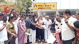 தொகுதி மறுவரையறை மசோதாவுக்கு எதிா்ப்பு: திமுகவினா் கருப்புக் கொடியேற்றும் போராட்டம்