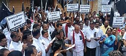 கரூரில் திமுக எம்எல்ஏக்கள் போராட்டம்