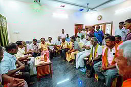 சாத்தூரில் சமுதாய தலைவா்களை சந்தித்து நயினாா் நாகேந்திரன் வாக்கு சேகரிப்பு