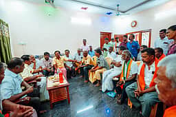சாத்தூரில் சமுதாய தலைவா்களை சந்தித்து நயினாா் நாகேந்திரன் வாக்கு சேகரிப்பு