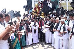 தொகுதி மறுசீரமைப்பு மசோதாவுக்கு எதிா்ப்பு தஞ்சாவூா் மாவட்டத்தில் திமுகவினா் வரைவு நகல் எரிப்பு போராட்டம்