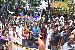 தொகுதி மறுவரையறை மசோதாவுக்கு எதிா்ப்பு: தென்காசியில் திமுக கூட்டணி ஆா்ப்பாட்டம்