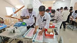 வாக்குப்பதிவு இயந்திரங்களில் சின்னங்கள் பொருத்தும் பணி மும்முரம்