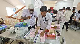 வாக்குப்பதிவு இயந்திரங்களில் சின்னங்கள் பொருத்தும் பணி மும்முரம்