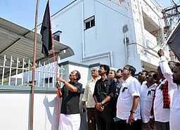 தொகுதி மறுவரையறையைக் கண்டித்து கருப்புக் கொடி ஏற்றி அமைச்சா் ராஜேந்திரன் போராட்டம்