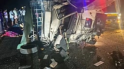 மந்திராலயம் சென்ற வேன் விபத்து! 8 பக்தர்கள் பலி!