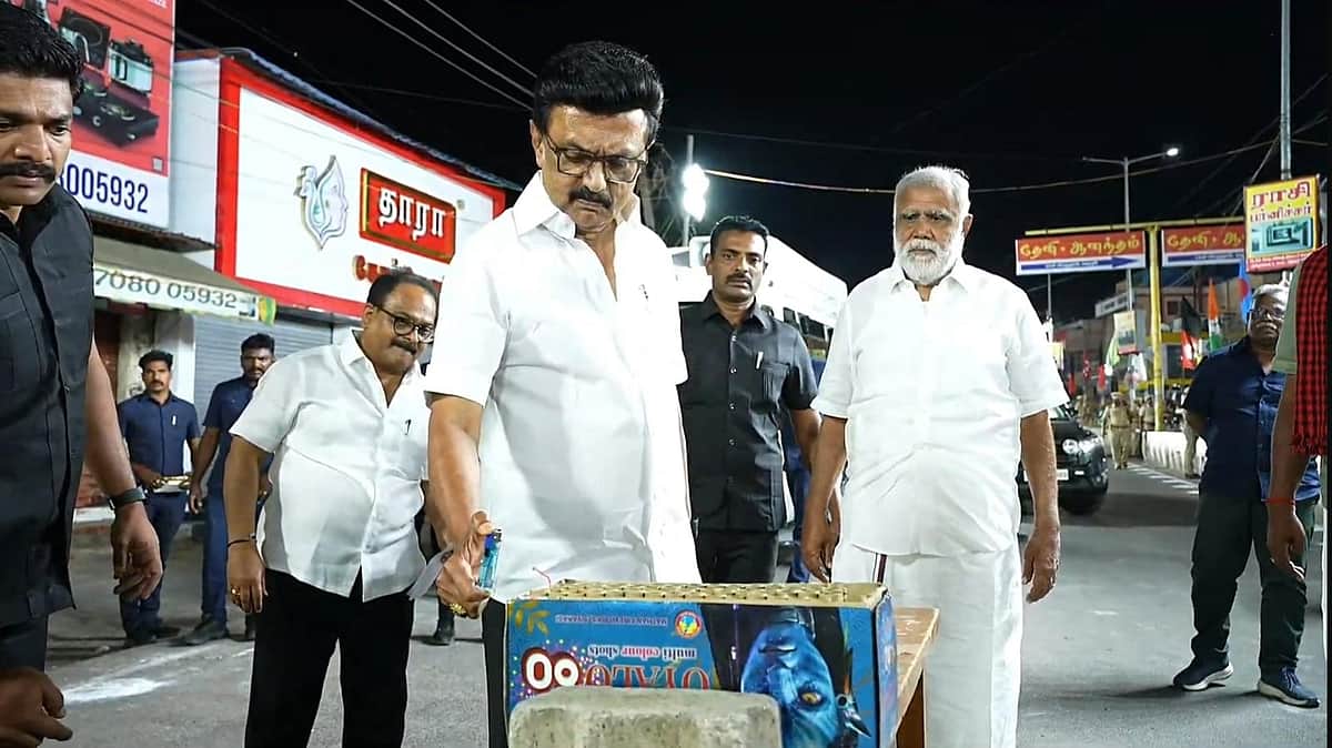 மசோதா தோல்வி! பட்டாசு வெடித்து முதல்வர் ஸ்டாலின் கொண்டாட்டம்!!