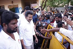 பெரம்பூர்: வீடு வீடாக வாக்கு சேகரித்த விஜய்! 