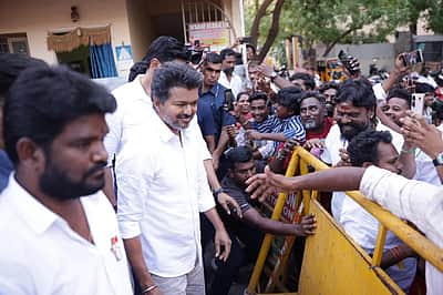 பெரம்பூர்: வீடு வீடாக வாக்கு சேகரித்த விஜய்! 