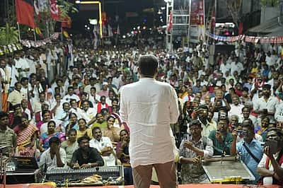 சினிமாவில்தான் ஒரே பாட்டில் முதல்வர் ஆகலாம்.. பிரகாஷ் ராஜ் பிரசாரம்