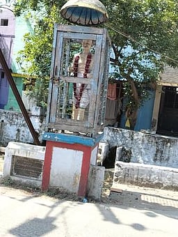 கட்சிக் கொடிக் கம்பங்கள்
இல்லாத கிராமம்