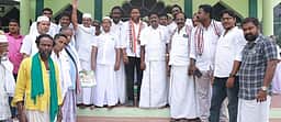 சோழபுரம் பள்ளிவாசலில்
அதிமுக வேட்பாளா் வாக்கு சேகரிப்பு