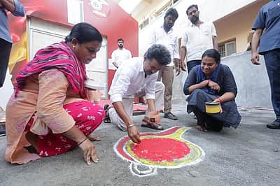 பெரம்பூரில் ‘விசில்’ கோலமிட்டு வாக்கு சேகரித்த விஜய்!