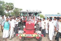 அரியலூரில் டிராக்டா் ஓட்டி அதிமுக வேட்பாளா் வாக்குச் சேகரிப்பு