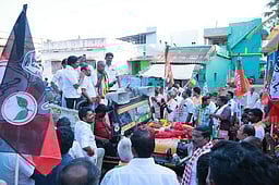 பணகுடி, வள்ளியூா் பகுதியில் பா.ஜ.க. வேட்பாளா் வாக்கு சேகரிப்பு