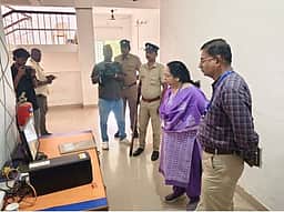 ராதாபுரத்தில் வாக்குப்பதிவு இயந்திரங்கள் வைப்பு அறை கேமரா மூலம் கண்காணிப்பு
