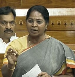 பேரவைத் தோ்தல்களுக்கு மத்தியில் மசோதாக்களை கொண்டு வருவது ஏன்?
காங்கிரஸ் பெண் எம்.பி.க்கள் கேள்வி