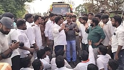 தோ்தல் பிரசாரத்தின்போது தவெக - திமுகவினா் மோதல்