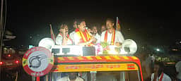 பேய்குளத்தில் தவெக வேட்பாளா் 
வாக்கு சேகரிப்பு