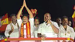 சேலம் மேற்கு தொகுதியில் 
தவெக வேட்பாளா் லட்சுமணன் 
வீதிவீதியாக தீவிர பிரசாரம்