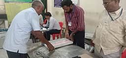 வாக்குப்பதிவு இயந்திரங்களில் வேட்பாளா்கள் பெயா், சின்னங்கள் பொருத்தும் பணி தொடக்கம்