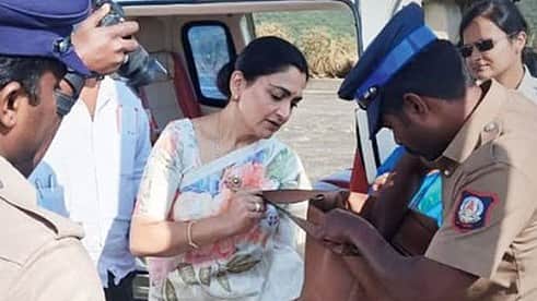 குஷ்பு சென்ற ஹெலிகாப்டரில் பறக்கும் படை சோதனை!