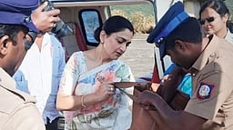 குஷ்பு சென்ற ஹெலிகாப்டரில் பறக்கும் படை சோதனை!