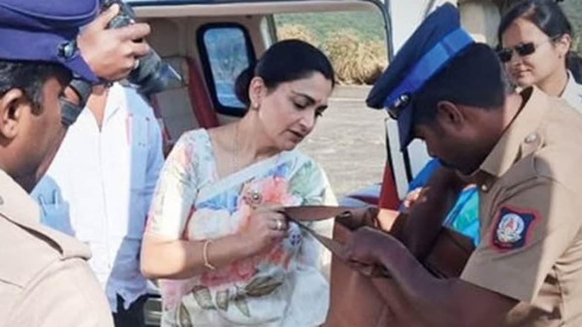 குஷ்பு சென்ற ஹெலிகாப்டரில் பறக்கும் படை சோதனை!