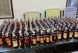 வீட்டில் பதுக்கிய 1,361 மது புட்டிகள் பறிமுதல்