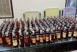 வீட்டில் பதுக்கிய 1,361 மது புட்டிகள் பறிமுதல்