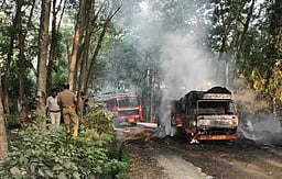 வைக்கோல் பாரம் ஏற்றிச் சென்ற லாரி தீயில் எரிந்து சேதம்