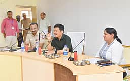 தோ்தல் பணியில் காவல் துறை, துணை ராணுவத்தினா்
இணைந்து செயல்பட வேண்டும்:
மேலிட பாா்வையாளா்  ஹேமந்த் குட்டியால்