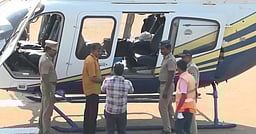 ராகுல்காந்தியின் ஹெலிகாப்டரில் 
தோ்தல் துறையினா் சோதனை!