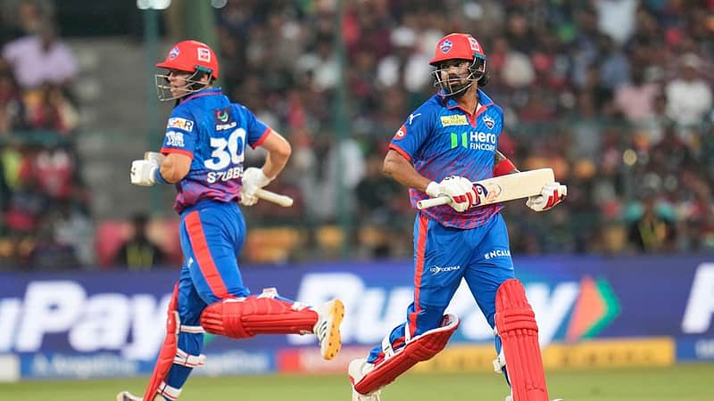 K.L. Rahul and Tristan Stubbs running to score runs.