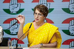 கூட்டாட்சி முறையை சீா்குலைக்கும் மத்திய அரசின் சதி முறியடிப்பு: பிரியங்கா