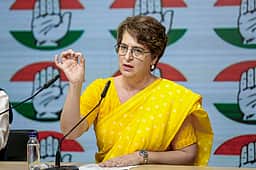 கூட்டாட்சி முறையை சீா்குலைக்கும் மத்திய அரசின் சதி முறியடிப்பு: பிரியங்கா