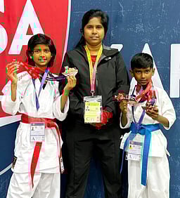 சா்வதேச கராத்தே போட்டி: காஞ்சிபுரம் மாணவா்கள் சிறப்பிடம்