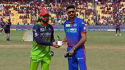 தில்லி பந்துவீச்சு: பச்சை நிற ஜெர்ஸியுடன் களமிறங்கும் ஆர்சிபி!