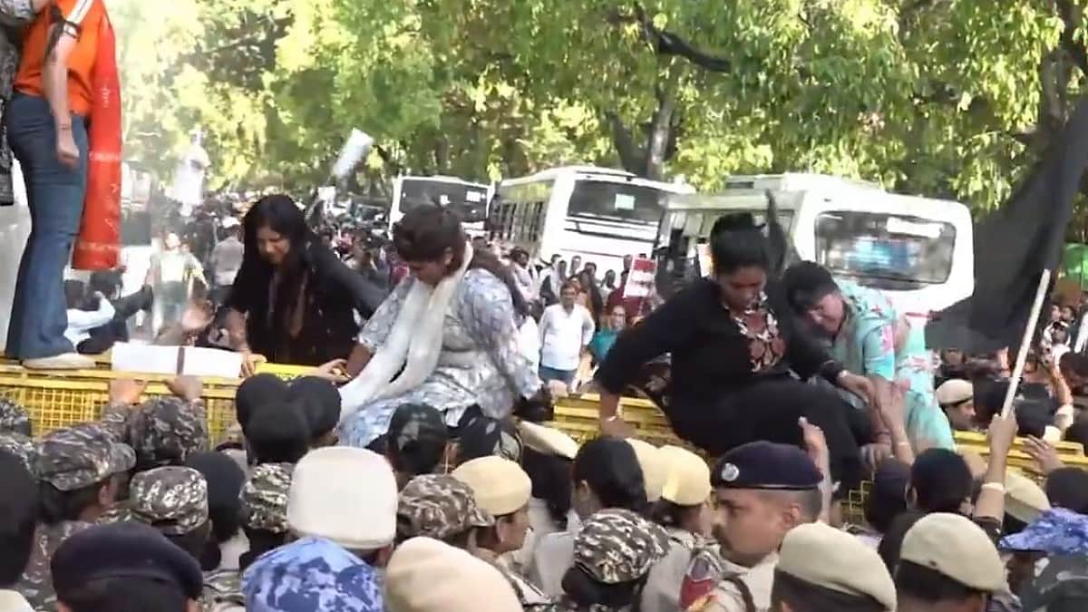 மகளிர் இடஒதுக்கீடு மசோதா தோல்வி! ராகுல் வீட்டின் அருகே பாஜக மகளிரணி போராட்டம்!