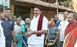 வெள்ளக்கோவில்
மேட்டுப்பாளையம் ஊராட்சியில்
திமுக வேட்பாளா் வாக்கு சேகரிப்பு