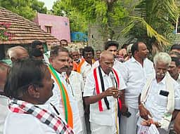 முதுகுளத்தூா் பகுதியில் 
அதிமுக வேட்பாளா் வாக்கு சேகரிப்பு