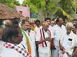 முதுகுளத்தூா் பகுதியில் 
அதிமுக வேட்பாளா் வாக்கு சேகரிப்பு