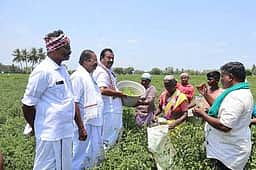 தூத்தூா்-வாழ்க்கை இடையே தடுப்பணை கட்டப்படும்: அதிமுக வேட்பாளா் உறுதி