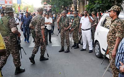மேற்கு வங்க முதல் கட்டத் தேர்தல்: ஏற்பாடுகள் தீவிரம்! வாக்குப்பதிவு இயந்திரங்கள் அனுப்பிவைப்பு!